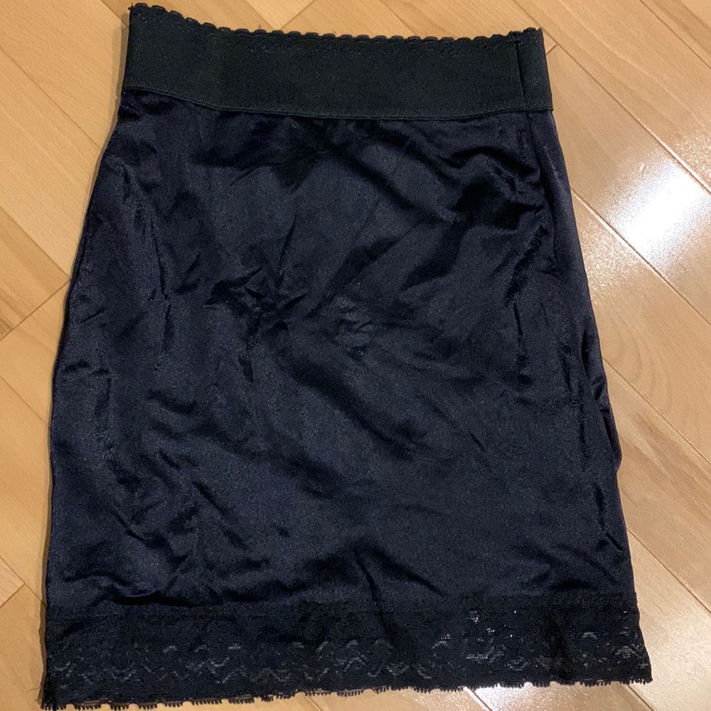 VEUC Vintage Black Shape wear Slip - size S